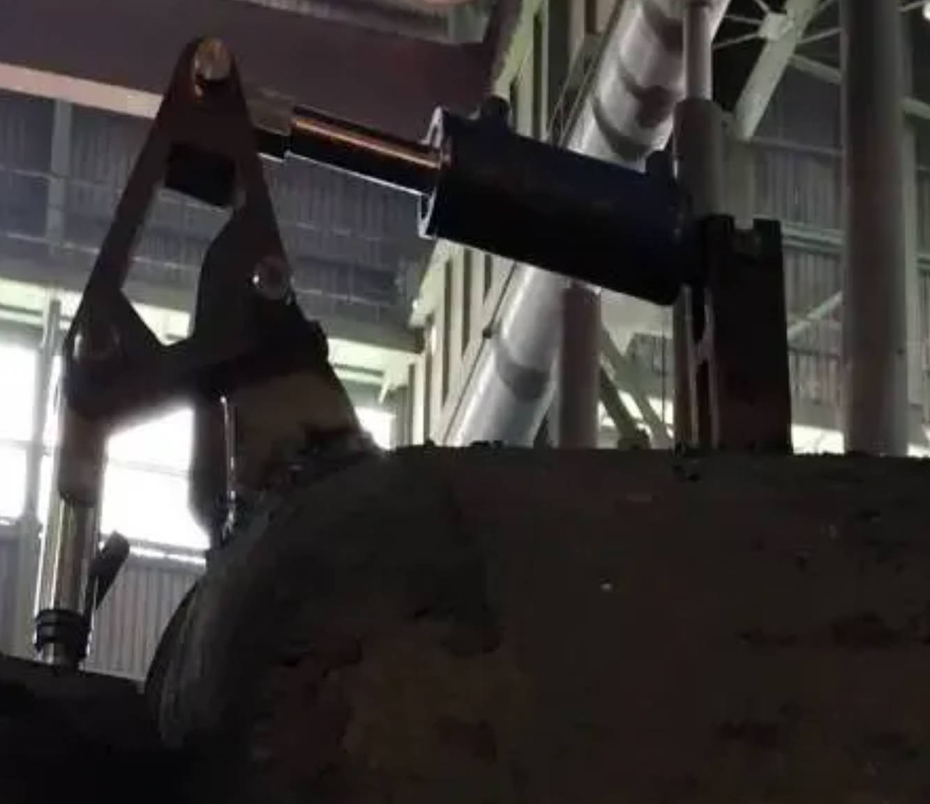 Side-drived slide gate mechanism