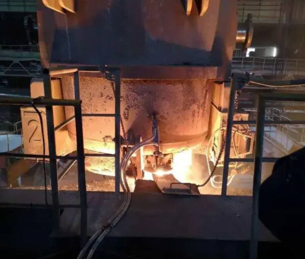 Side-drived slide gate mechanism on site